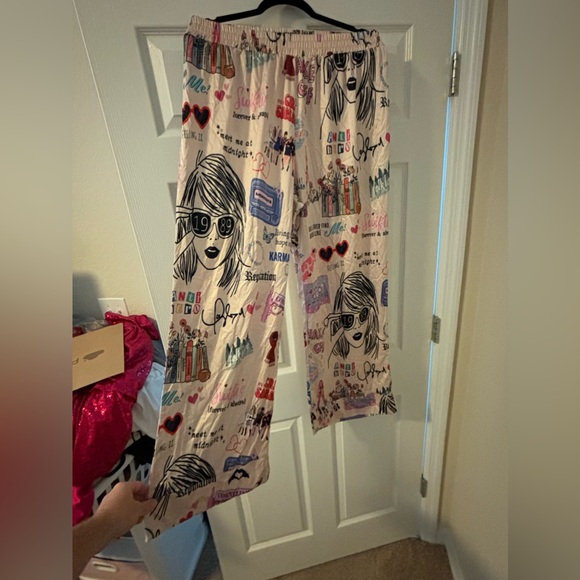 Taylor Swift Pajamas - Picture 3 of 6